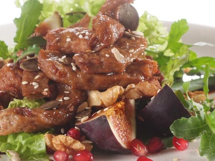 https://fryfamilyfood.com/au/wp-content/uploads/sites/11/2019/04/fig-walnut-and-pomegranate-salad-3-1-700x525.jpg